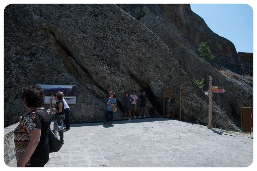 Grimpeur sur la via ferrata Salemm dans les Dolomites Lucaniennes, pont tibétain au-dessus du ravin, Castelmezzano