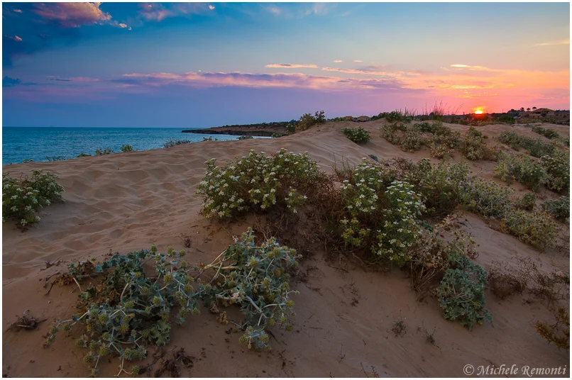 Dunes et plage sauvage de la réserve de Vendicari, eaux turquoise, côte ionienne sicilienne