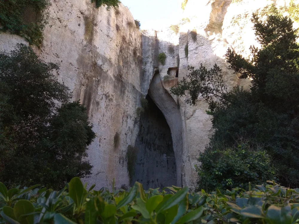 L'Oreille de Denys, grotte en forme de S dans les Latomies du Paradis, Parc de Néapolis, Syracuse
