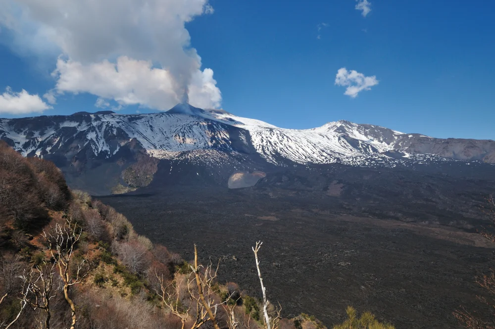 Éruption du Mont Etna avec nuage de cendres et coulées de lave, volcan actif de Sicile