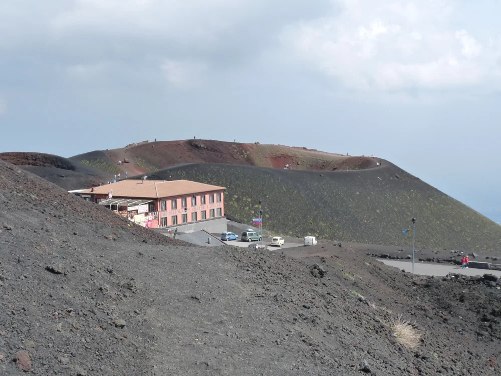 Paysage lunaire des cratères Silvestri sur les flancs de l'Etna, coulées de lave figées et désert minéral, Sicile