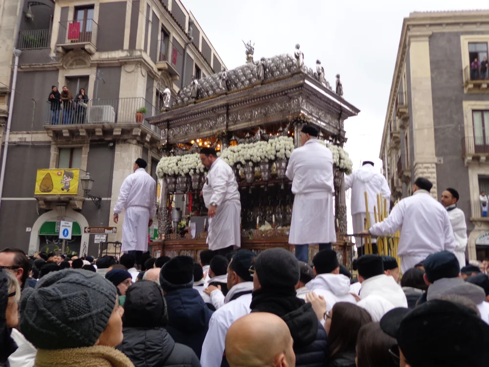 Procession de la Festa di Sant'Agata dans les rues de Catane, ferveur populaire, Sicile, février