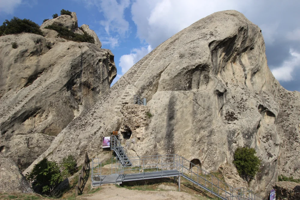 Ruines du fortin normand de Castelmezzano taillées dans la roche, Dolomites Lucaniennes, Basilicate