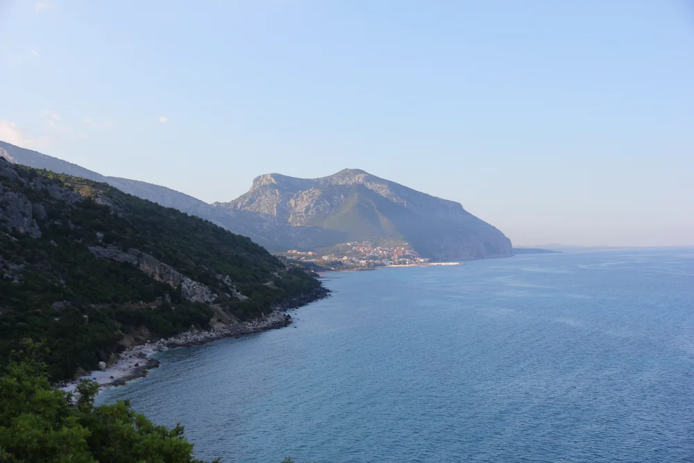 Excursion en bateau dans le Golfe d'Orosei, eaux turquoise et falaises calcaires, côte est de Sardaigne, juillet