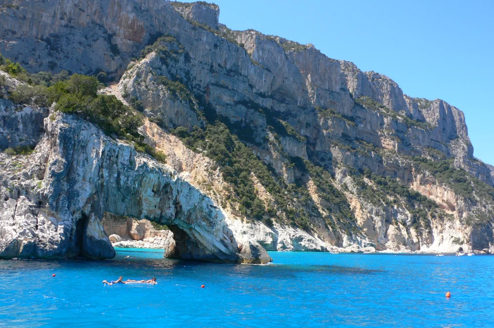 Cala Goloritzé, crique aux eaux turquoise et falaises de calcaire blanc, golfe d'Orosei, Sardaigne