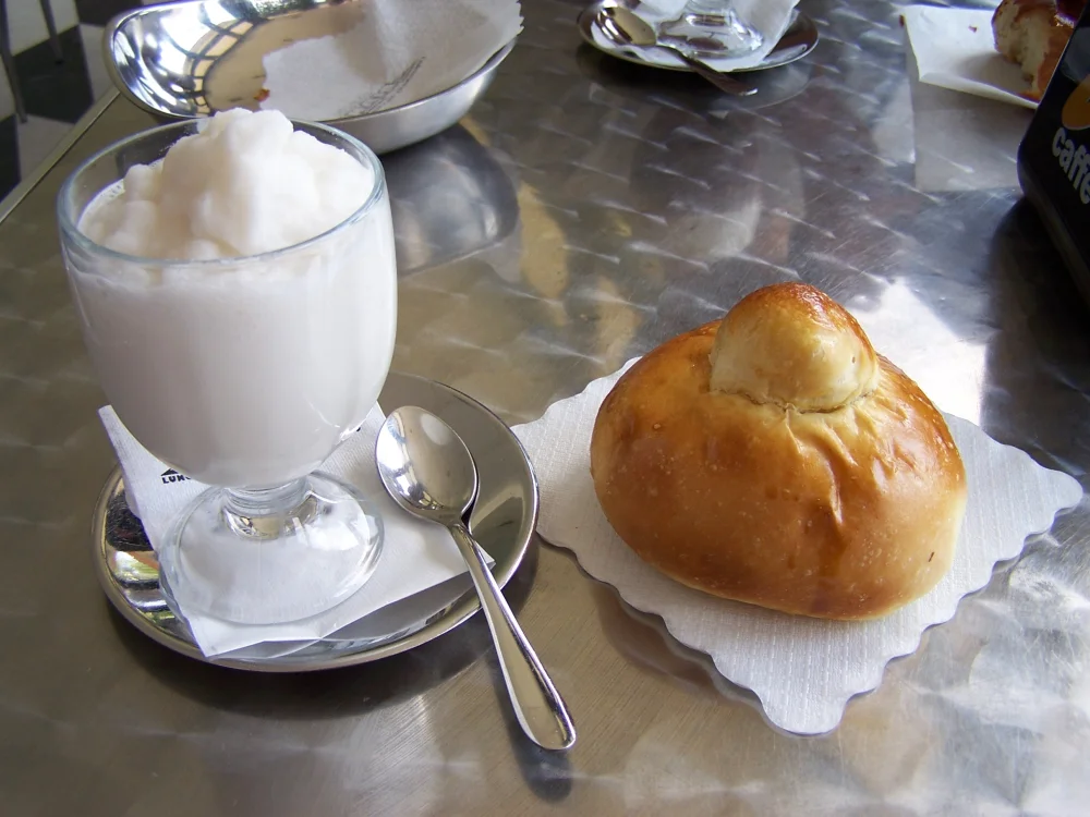 Granita sicilienne et brioche col tuppo, petit-déjeuner traditionnel, Sicile, juillet