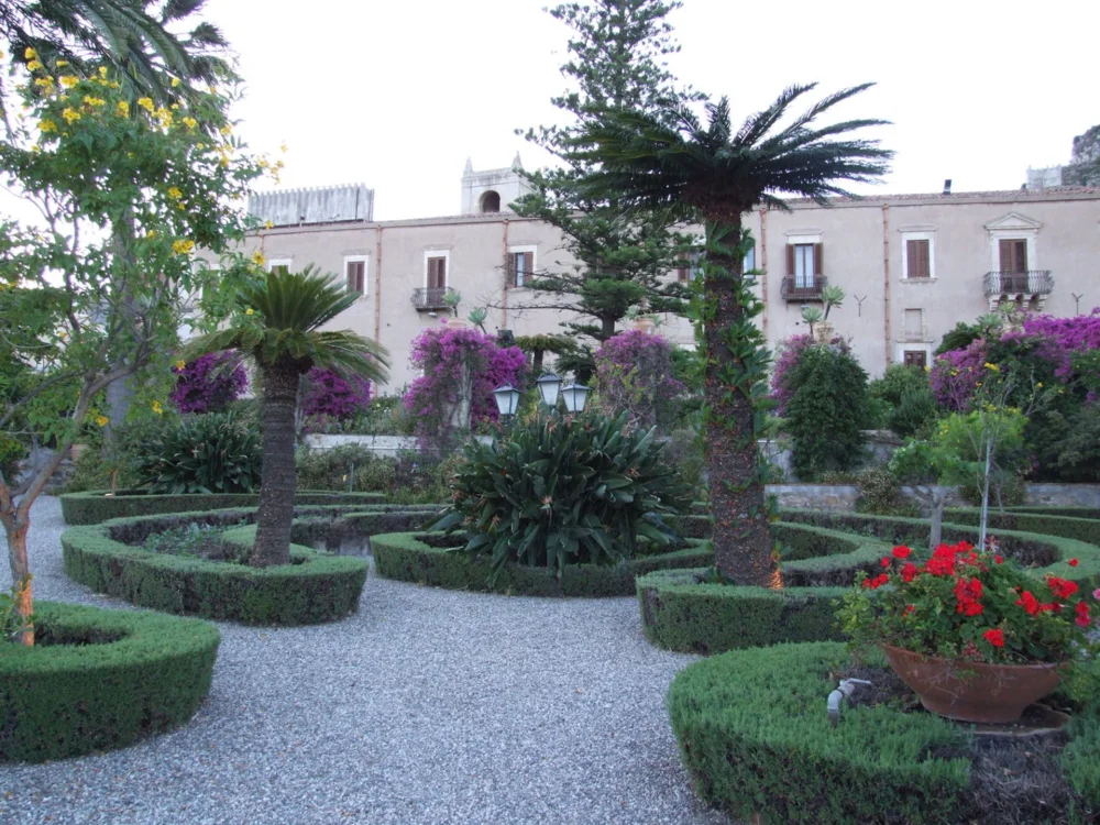 Façade et jardins du San Domenico Palace, ancien couvent dominicain du XIVe siècle surplombant la mer, Taormina