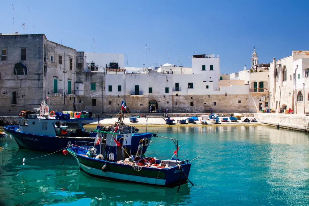 Porto Vecchio de Monopoli avec les gozzi traditionnels peints en bleu et rouge amarrés sous les remparts, Puglia