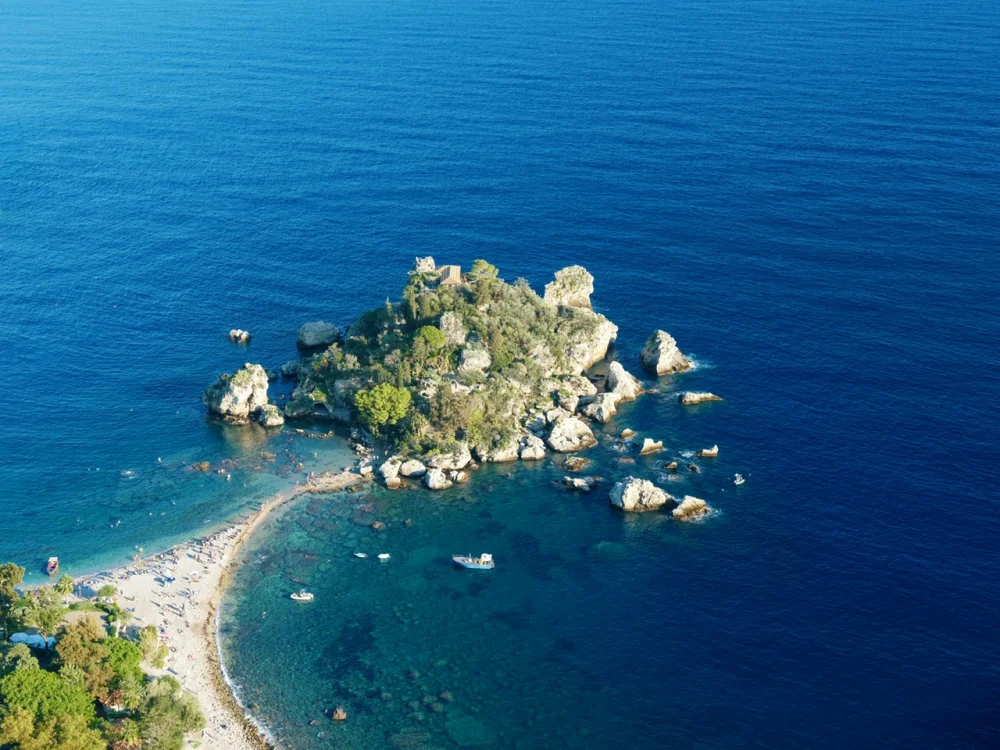 Isola Bella vue depuis le rivage de Taormina, petit îlot relié par un banc de galets, mer Ionienne, Sicile est