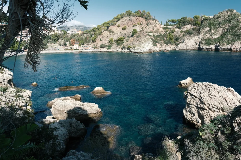 Vue aérienne de l'îlot d'Isola Bella et sa baie protégée, mer Ionienne, Taormina Sicile