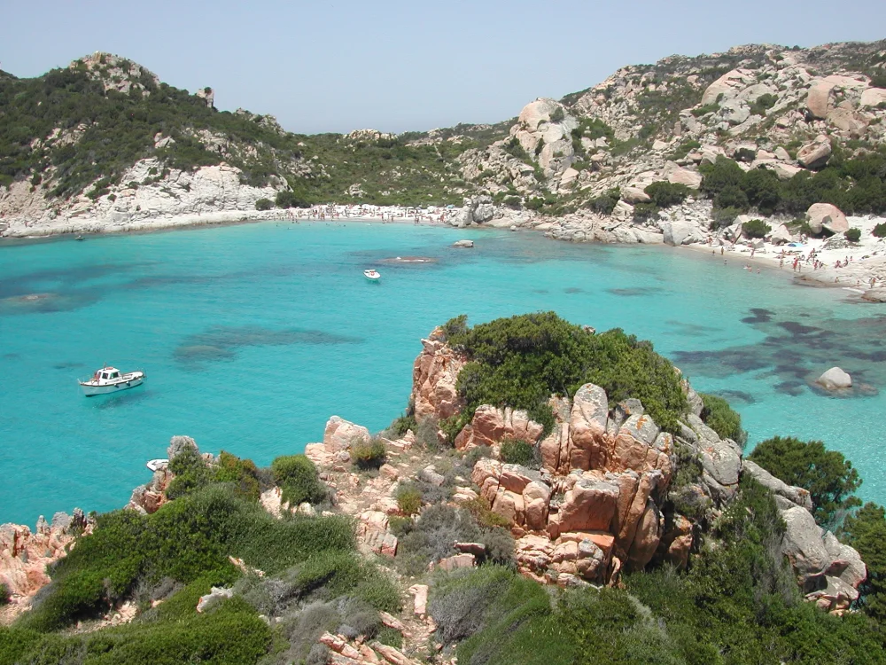 Eaux turquoise transparentes de l'île de Spargi dans l'archipel de La Maddalena, nord de la Sardaigne