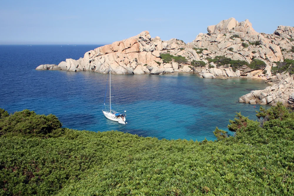 Cala Spinosa, crique rocheuse aux eaux translucides entre les blocs de granit, presqu'île de Capo Testa, Sardaigne