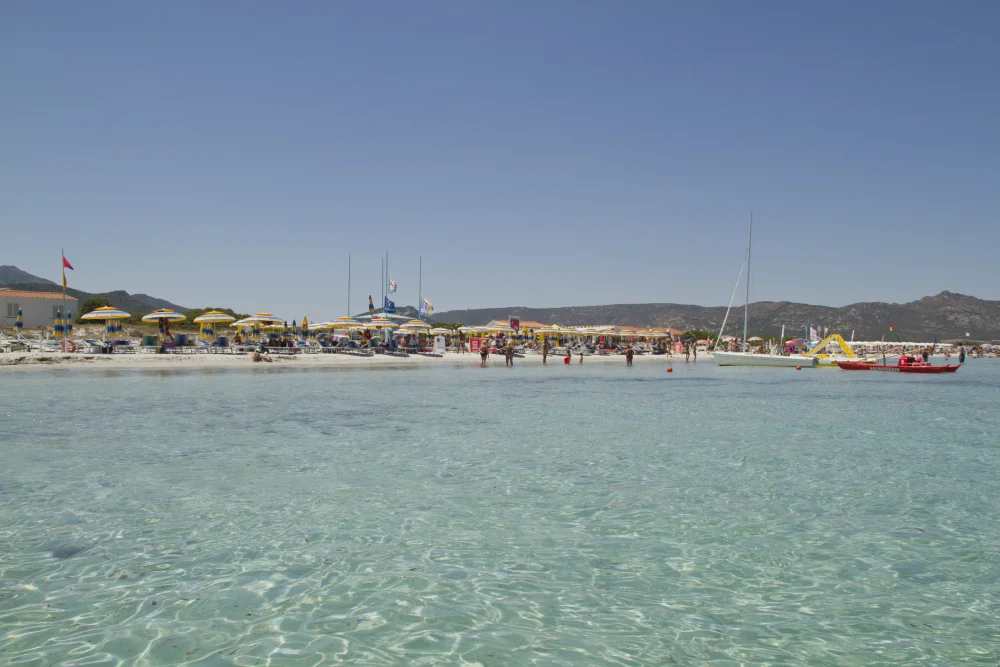 La longue plage de La Cinta à San Teodoro, sable blanc et mer transparente, Sardaigne