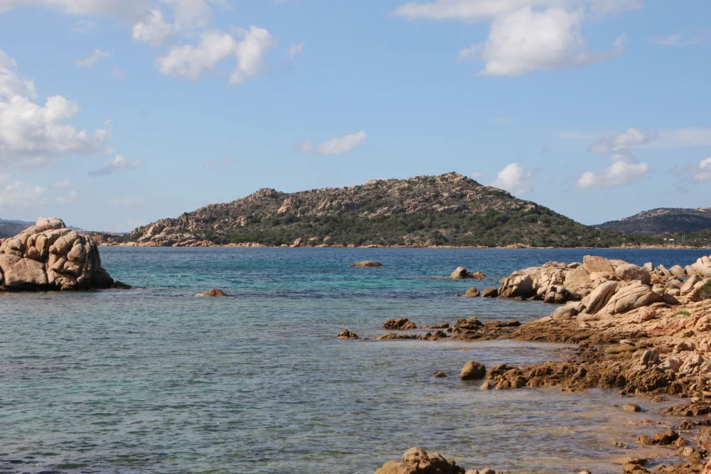 Cala Coticcio sur l'île de Caprera, eaux turquoise encadrées de granit rose, Archipel de La Maddalena, Sardaigne