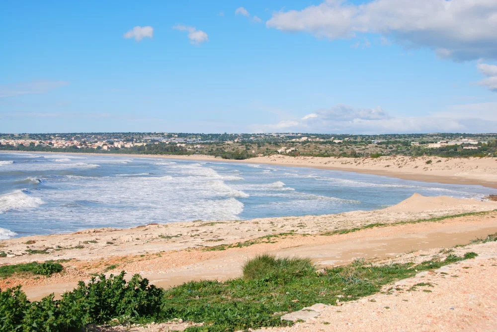 Plage de Sampieri avec les ruines de la Fornace Penna en briques rouges au fond, province de Raguse, Sicile