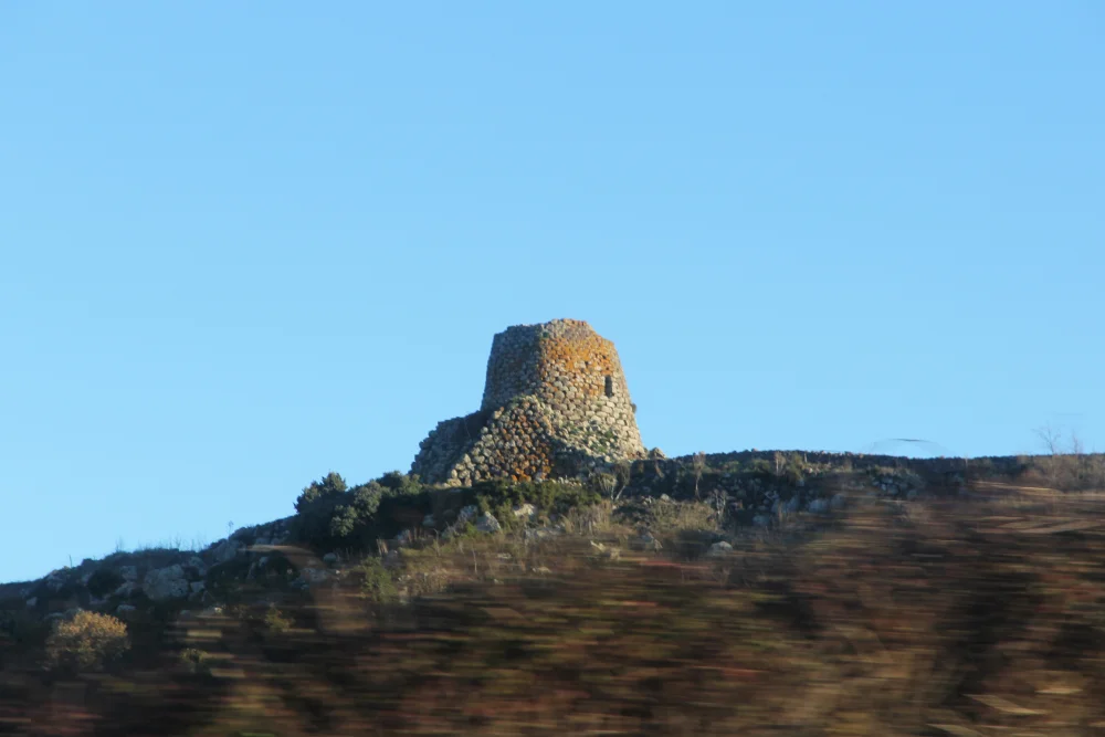 Nuraghe Santa Barbara à Macomer, tour imposante de 15 mètres dans le maquis sarde, Nuoro, illustrant l'article sur les nuraghe sardaigne