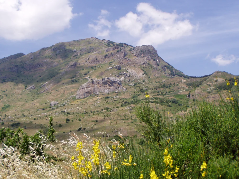 Paysage montagneux des Madonie en Sicile, village perché dans la brume, refuge frais en août