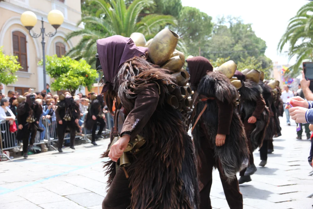 Mamuthones masqués de noir chargés de cloches de berger lors du carnaval de Mamoiada, Barbagia, Sardaigne