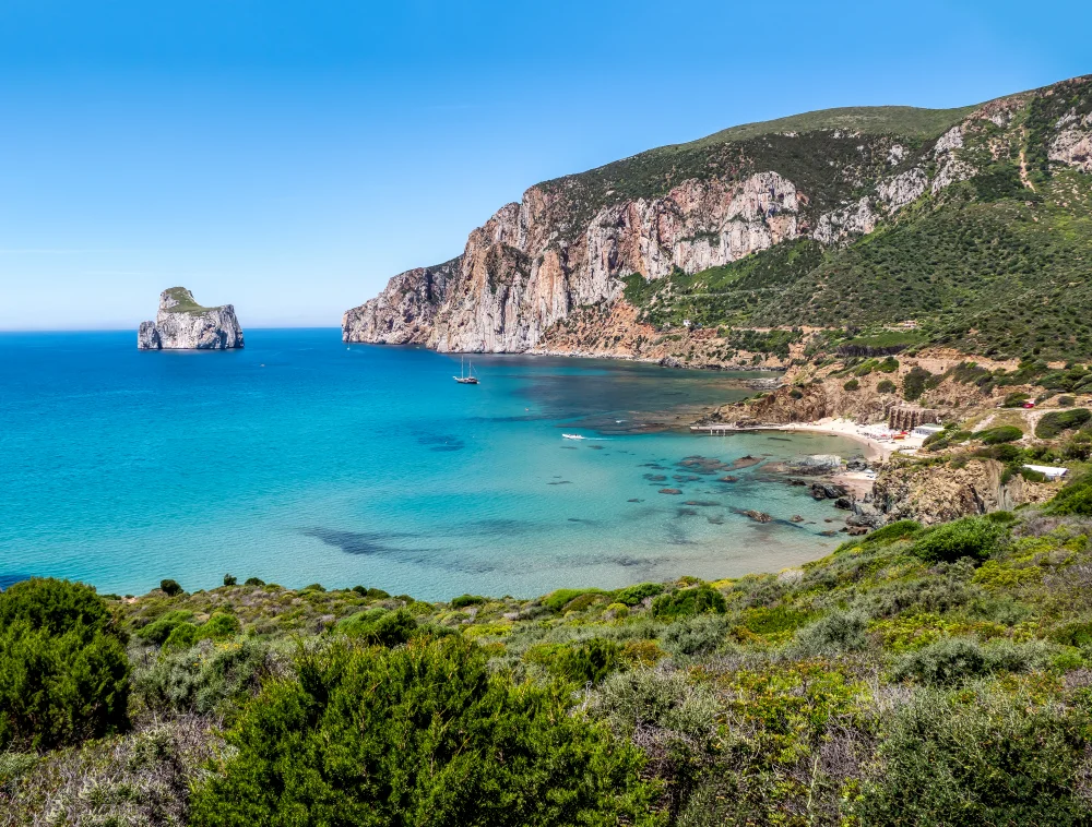 Plage de Masua avec le rocher du Pan di Zucchero culminant à 133 mètres, Sud-Ouest Sardaigne