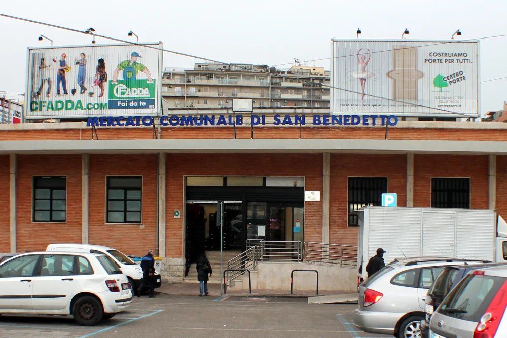 Étals colorés de poissons et de légumes au Mercato di San Benedetto de Cagliari, plus grand marché couvert de Sardaigne