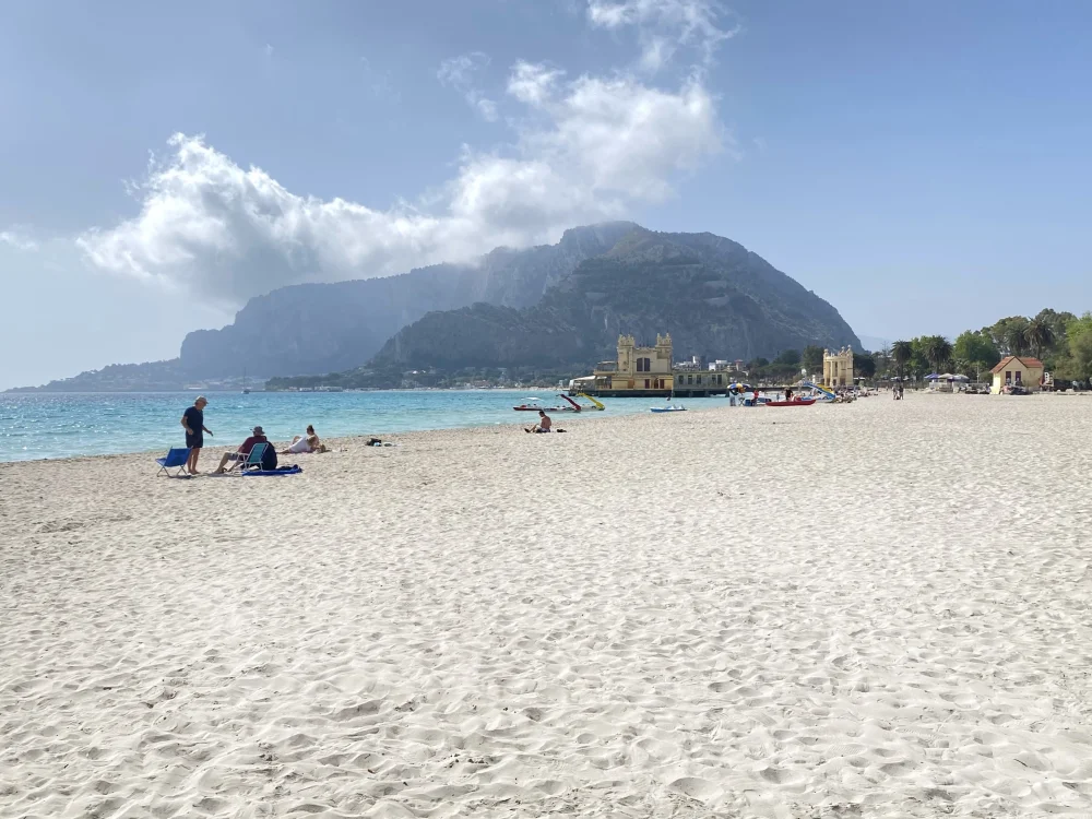 Plage de Mondello et sa baie de sable fin encadrée par deux promontoires rocheux, Palerme, Sicile