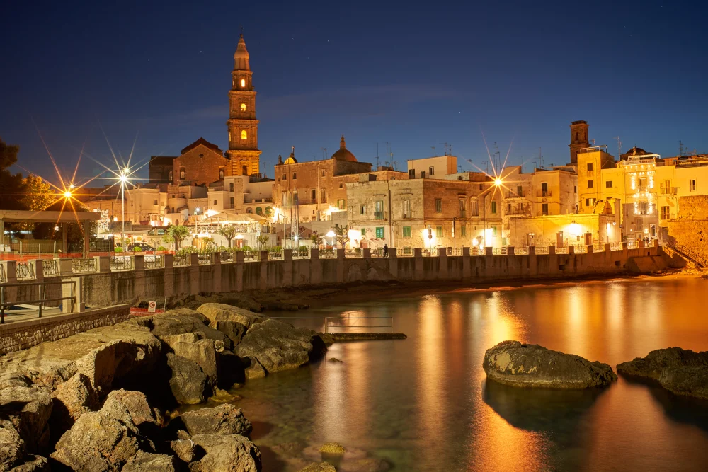 Cala Porta Vecchia à Monopoli, crique de sable blond au pied des fortifications médiévales, Pouilles