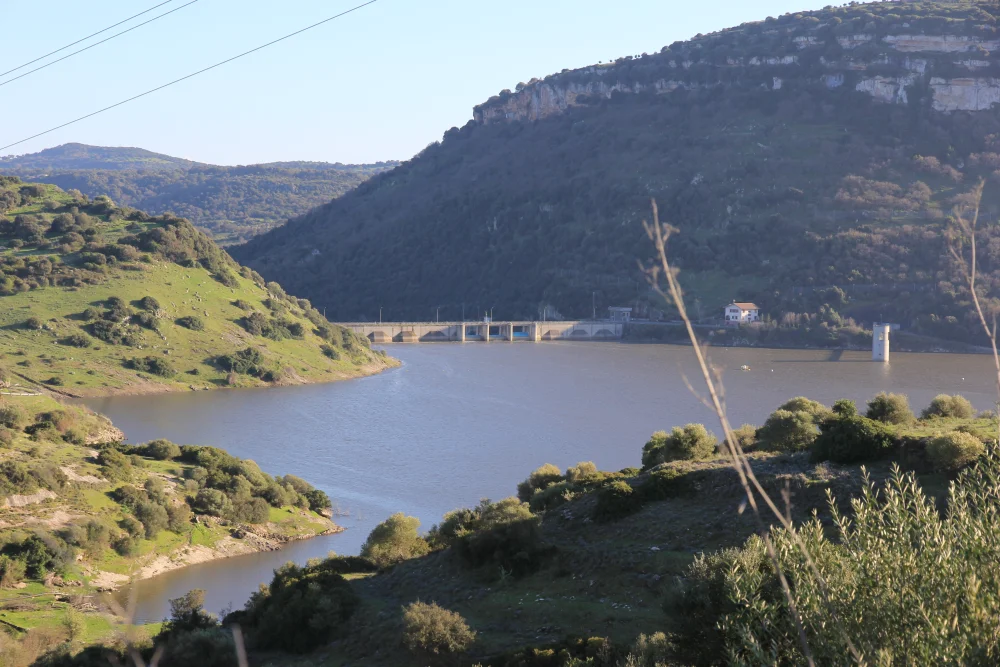 Lac de barrage de Monteleone Rocca Doria en été, réservoir d'eau sarde à bas niveau, Sardaigne