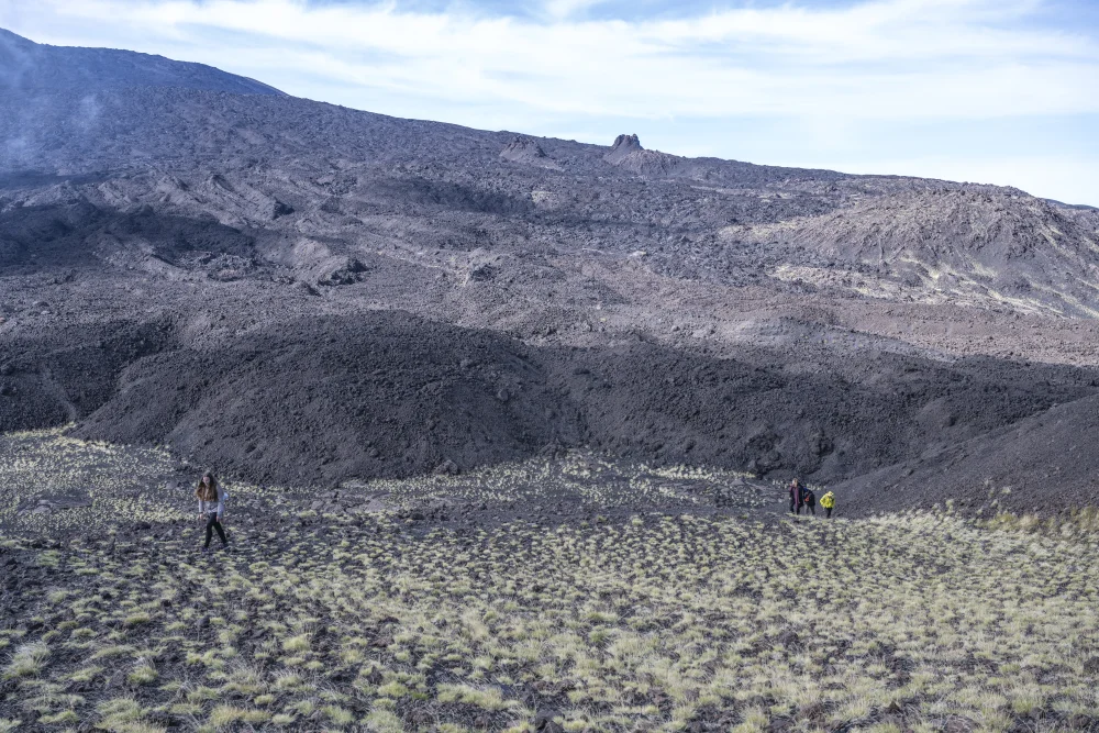 Cratère sommital du mont Etna partiellement enneigé sous un ciel nuageux, versant sud, Sicile