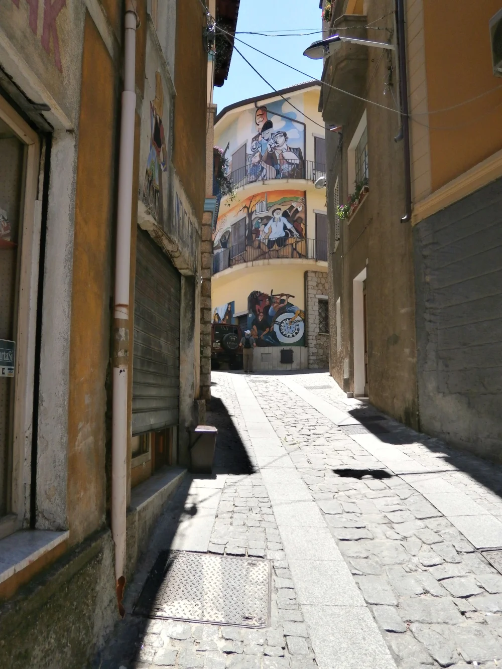 Murales politiques peints sur les façades du village d'Orgosolo, Barbagia, Sardaigne, août
