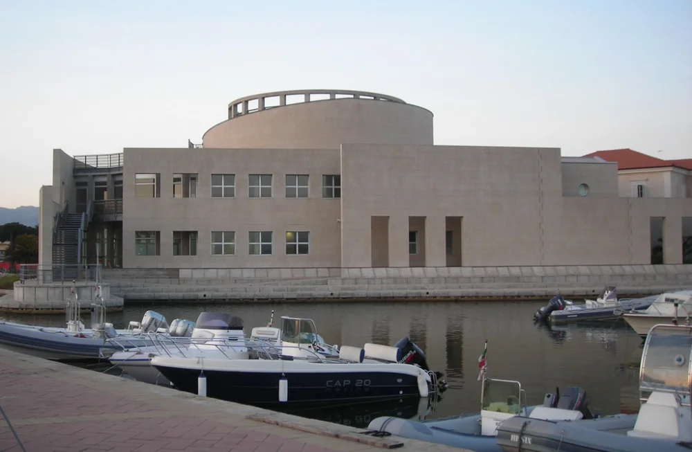 Vue extérieure du Museo Archeologico d'Olbia sur l'îlot de Peddone, golfe de Sardaigne