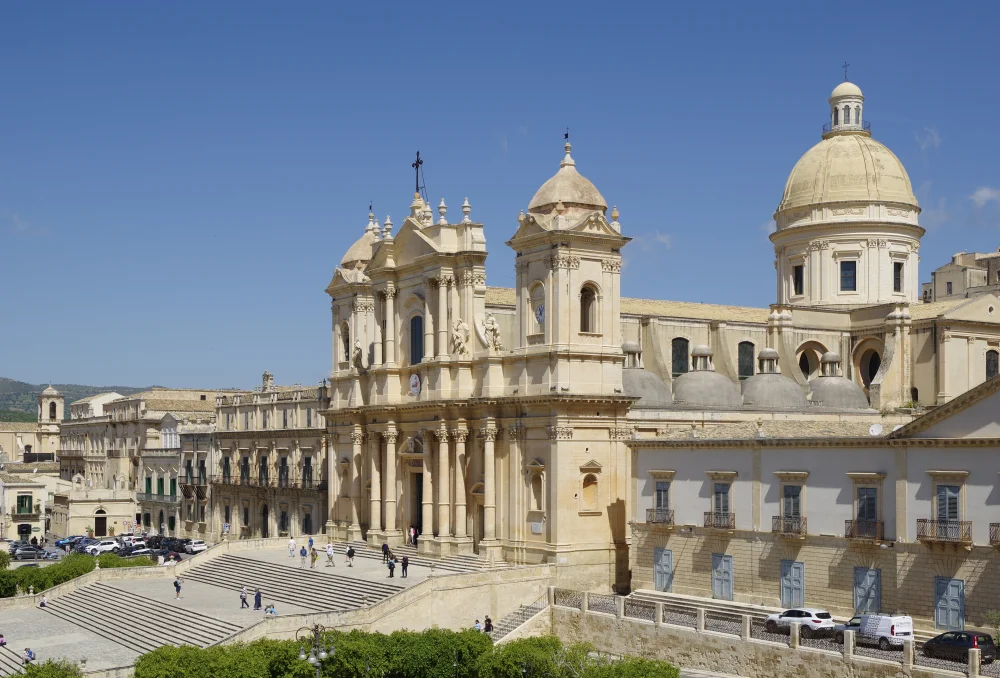 Façade de la cathédrale baroque de Noto illuminée en dorée, Val di Noto, Sicile