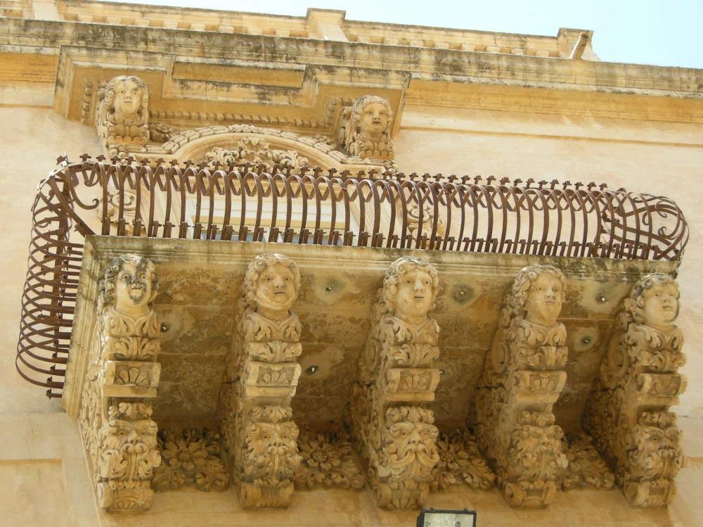 Balcons en fer forgé du Palazzo Nicolaci ornés de figures grotesques sculptées, via Nicolaci, Noto