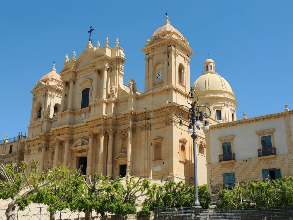 Façade de la cathédrale baroque de Noto baignée dans la lumière dorée du soleil sicilien