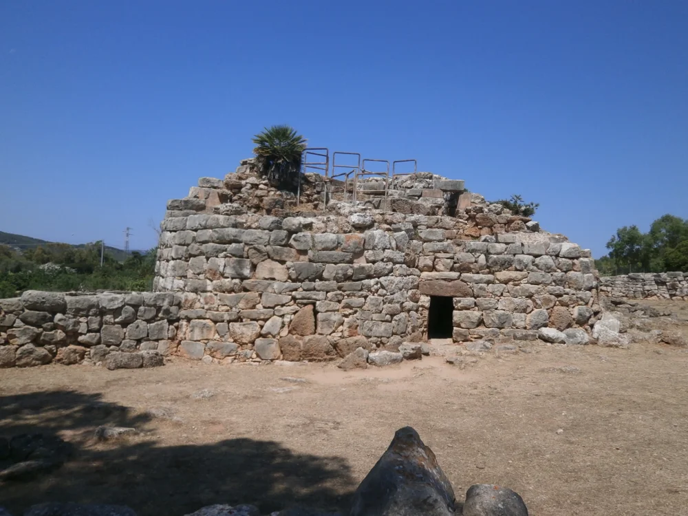 Nuraghe Palmavera près d'Alghero, calcaire blanc, village nuragique entouré de pins maritimes, Sardaigne