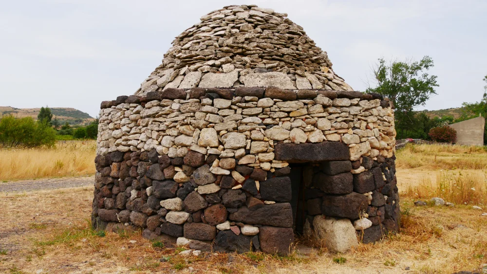 Nuraghe Santu Antine à Torralba, Vallée des Nuraghes, Sardaigne, tour principale et enceinte