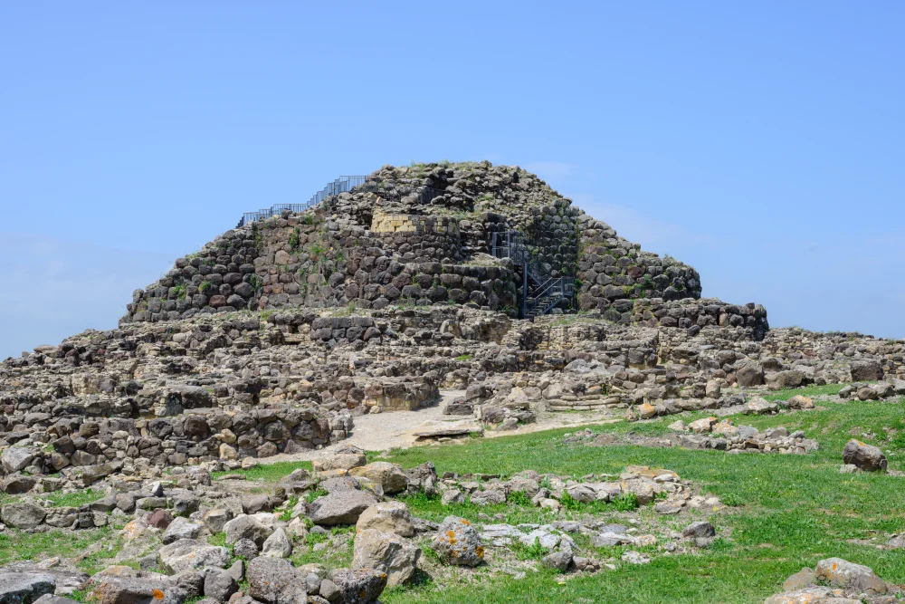 Complexe nuragique de Su Nuraxi, site UNESCO de Barumini, Sardaigne, vue aérienne des tours et du village