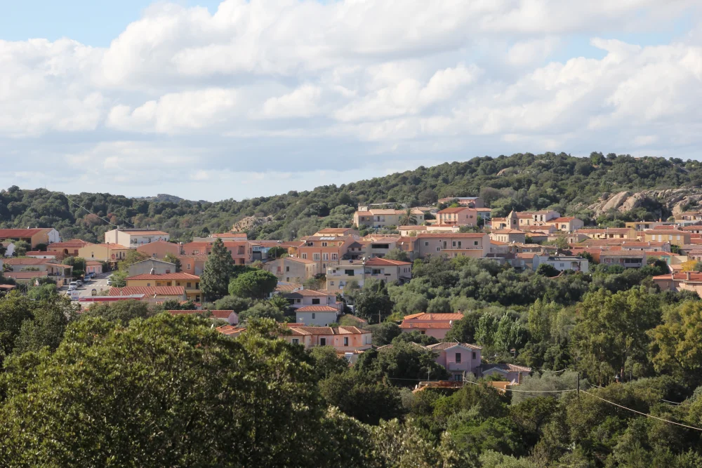 Place de village de San Pantaleo encerclée de pics granitiques au coucher du soleil, Gallura, Sardaigne du Nord