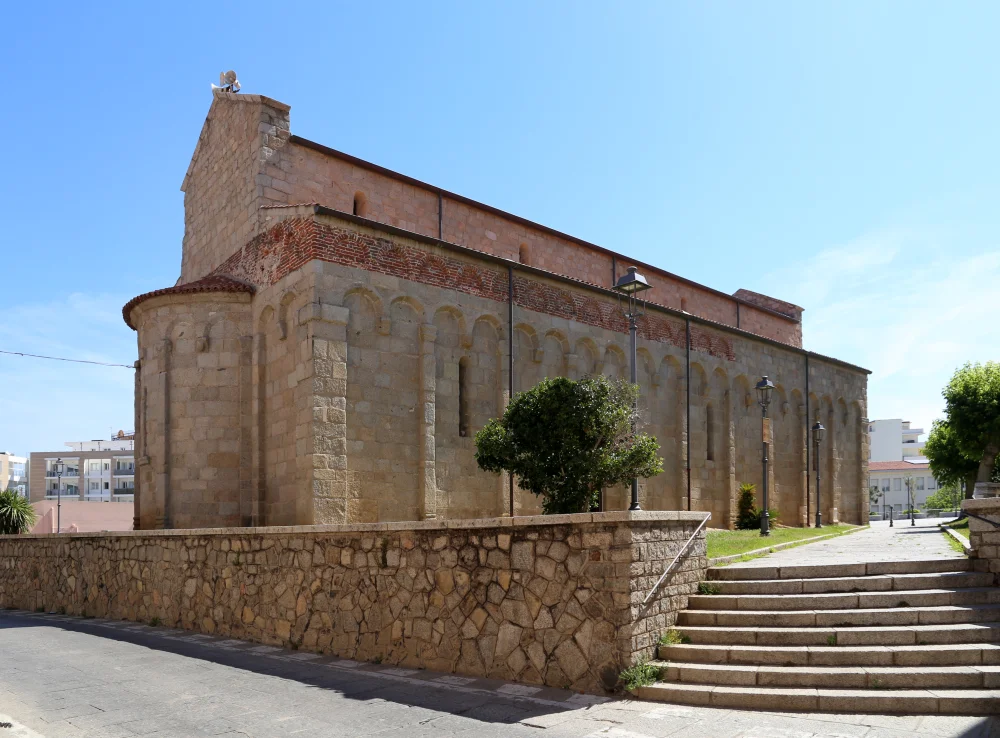 Façade romane en granit de la Basilica di San Simplicio, Olbia, Sardaigne