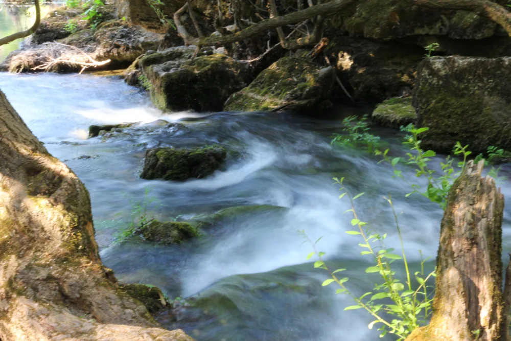 Source de Su Gologone près d'Oliena, eau transparente jaillissant des roches karstiques, Barbagia, Sardaigne