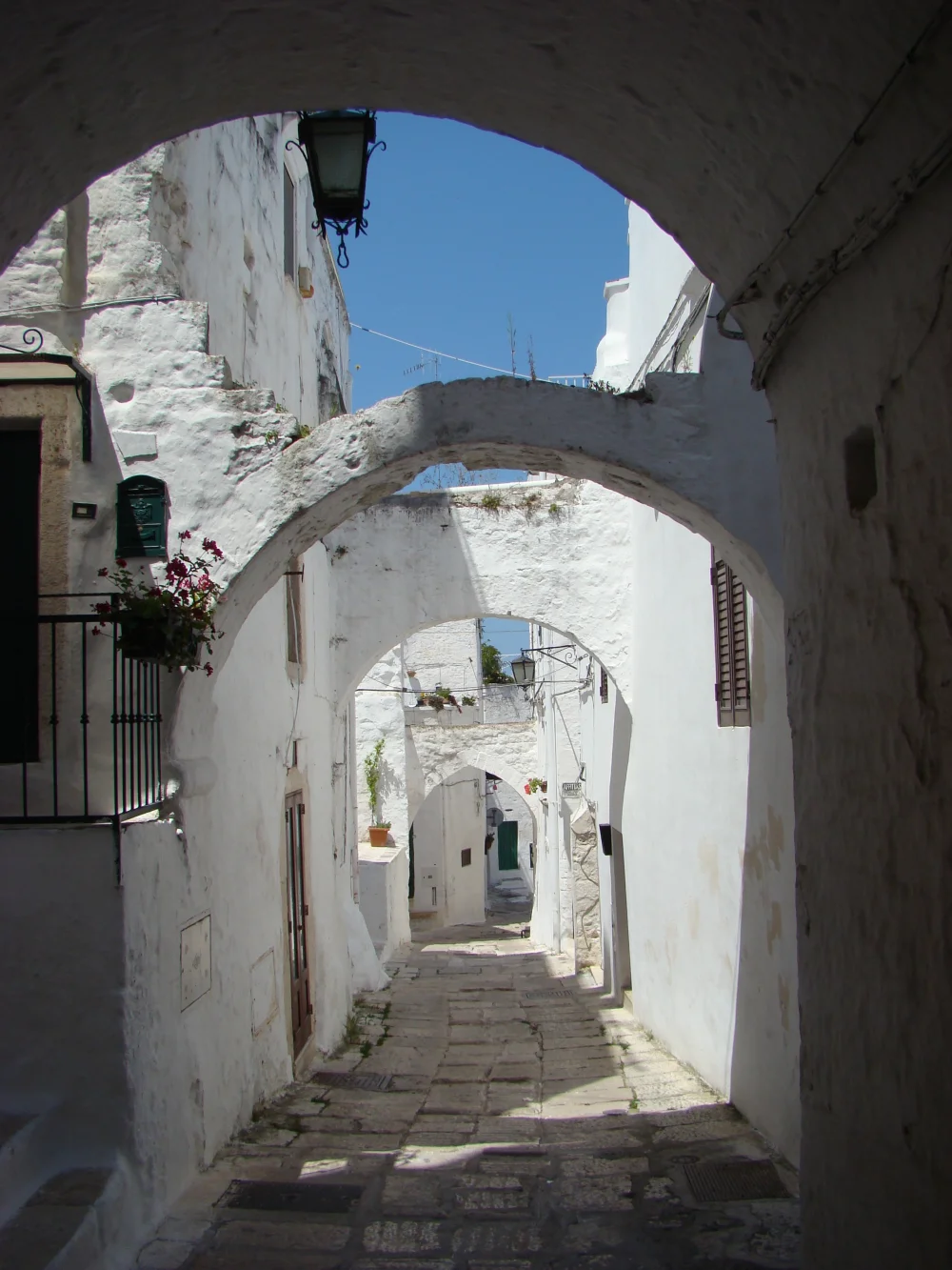 Rues de Ostuni, dédale blanc au coeur de la cité médiévale, Pouilles