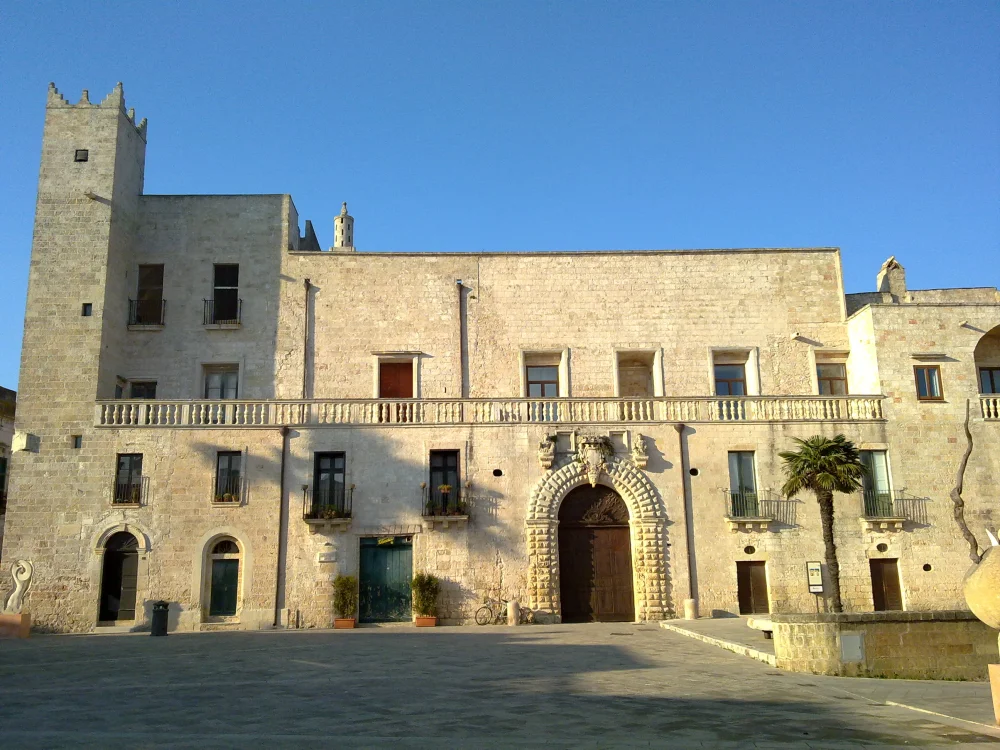 Palazzo Risolo dominant la Piazza del Popolo de Specchia à la lumière dorée du soir, Salento, Pouilles, un des Villages Cachés des pouilles.
