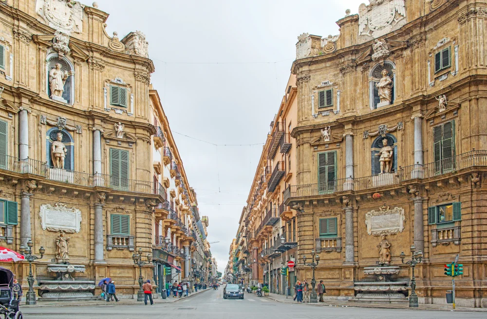 Carrefour baroque des Quattro Canti, quatre façades concaves ornées, centre historique de Palerme, Sicile
