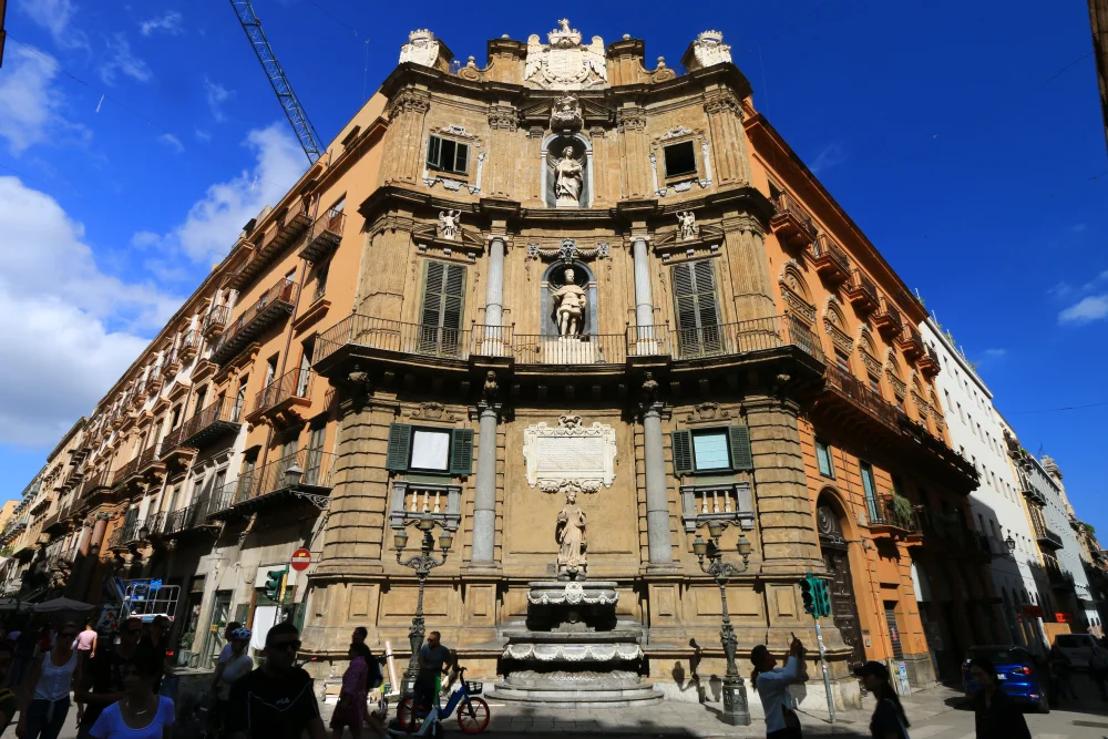 Le carrefour monumental des Quattro Canti et ses façades baroques ornées de fontaines, centre historique de Palerme