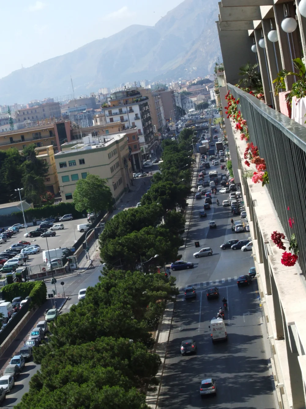 Circulation dense dans une rue animée du centre historique de Palerme, Sicile, illustrant l'article sur conduire en sicile