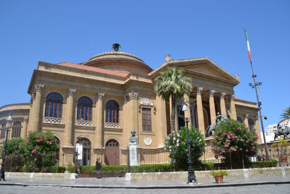 Escaliers monumentaux et façade néoclassique du Teatro Massimo sur la Piazza Verdi, Palerme, Sicile