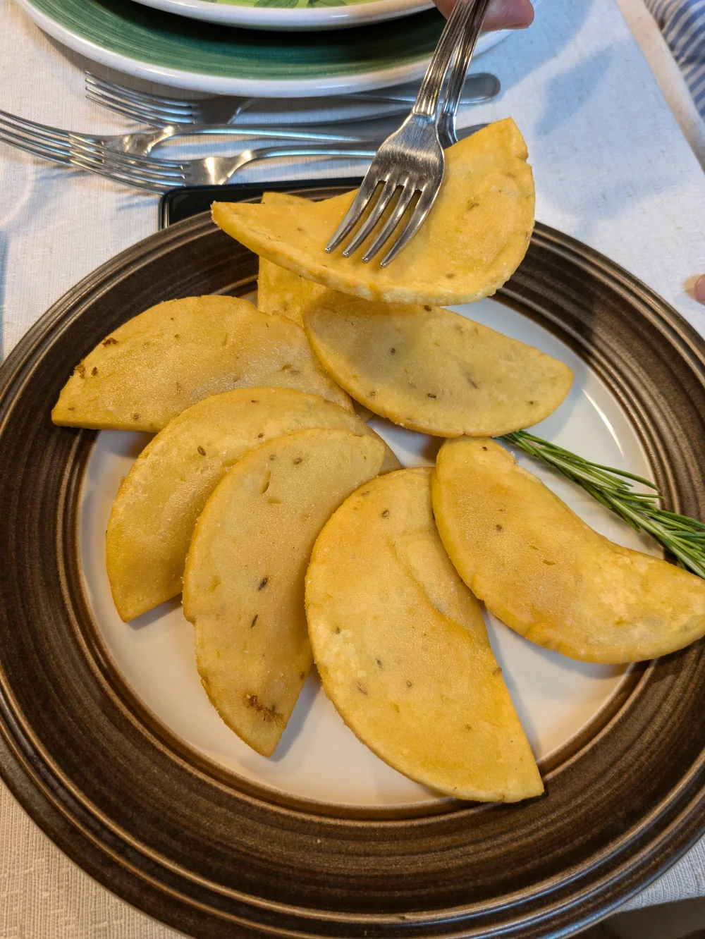 Galettes de panelle frites à la farine de pois chiche, spécialité de rue à Palerme, Sicile