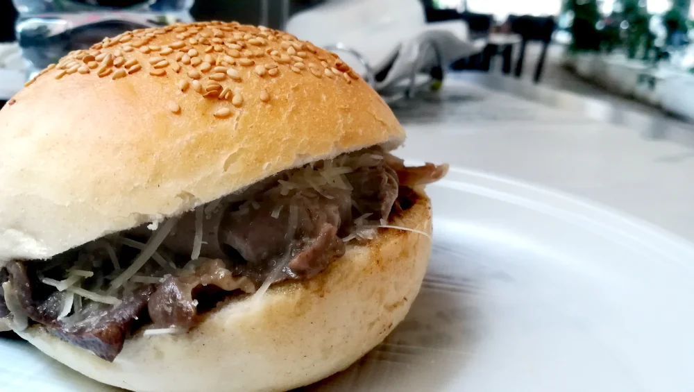 Sandwich pani ca meusa avec viande de rate et citron, marché de Ballarò, Palerme