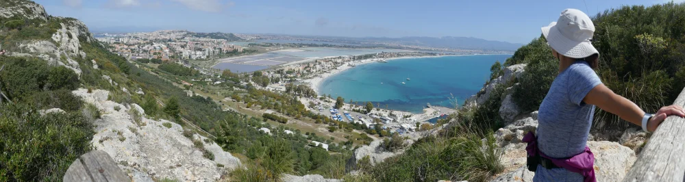 Vue panoramique sur la plage du Poetto et les étangs de Molentargius depuis la Sella del Diavolo, Cagliari