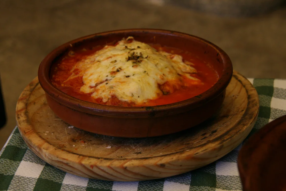 Parmigiana di melanzane sicilienne avec aubergines frites et fromage fondu, Syracuse, Sicile