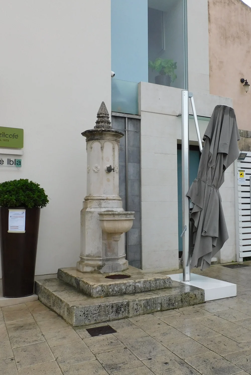 Fontaine publique traditionnelle sur la Piazza Hodierna en Sicile, point d'eau des habitants locaux